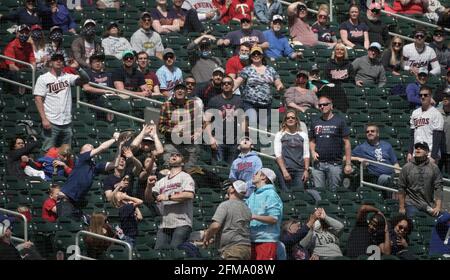 Minneapolis, États-Unis. 10 mars 2021. Les fans des Minnesota Twins se bousculent pour un ballon de fouleux lors du septième repas lors d'un match contre les Texas Rangers le jeudi 6 mai 2021 à Target Field à Minneapolis, Minnesota. (Photo de Brian Peterson/Minneapolis Star Tribune/TNS/Sipa USA) crédit: SIPA USA/Alay Live News Banque D'Images