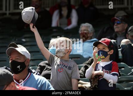 Minneapolis, États-Unis. 10 mars 2021. Les fans de Minnesota Twins Jake Renner, 6 ans, et Cameron Leapaldt, 5 ans, de Chanhassen, Lors d'un match contre les Texas Rangers le jeudi 6 mai 2021 à Target Field à Minneapolis, Minnesota. (Photo de Brian Peterson/Minneapolis Star Tribune/TNS/Sipa USA) crédit: SIPA USA/Alay Live News Banque D'Images