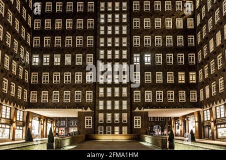 Hambourg, vue sur la cour intérieure illuminée du Sprinkenhof Banque D'Images