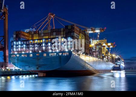 Le Burchardkai de Hambourg est illuminé par des navires à conteneurs Banque D'Images