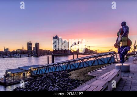 Vue sur l'Elbe à l'heure bleue Elbphilharmonie en début de matinée Banque D'Images