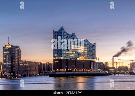 Vue sur l'Elbe à l'heure bleue Elbphilharmonie en début de matinée Banque D'Images