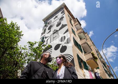 Rome, Italie. 07e mai 2021. Vue de la fresque dédiée à la Constitution italienne avec les créateurs du projet (photo par Matteo Nardone/Pacific Press/Sipa USA) crédit: SIPA USA/Alay Live News Banque D'Images