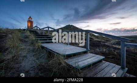 Feu lumineux de marques croisées entre les dunes près de Kampen sur Sylt Banque D'Images