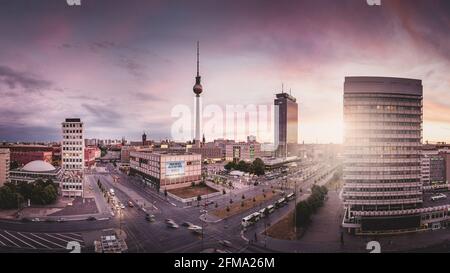 Vue sur la tour de télévision de Berlin et les rues de Alexanderplatz au coucher du soleil. Banque D'Images