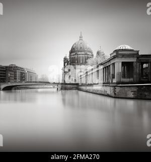 Longue exposition de la cathédrale de Berlin enneigée en noir et blanc. Banque D'Images