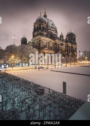 Neige fraîche sur le Lustgarten en face de la cathédrale de Berlin avec tour de télévision la nuit. Banque D'Images