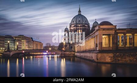 Cathédrale de Berlin illuminée sur l'île des musées sur la Spree la nuit. Banque D'Images