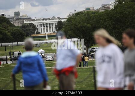 Washington DC, États-Unis. 07e mai 2021. Avec la Maison Blanche en arrière-plan, les visiteurs marchent au National Mall, DC, le vendredi 7 mai 2021. Photo d'Oliver Contreras/UPI crédit: UPI/Alay Live News Banque D'Images