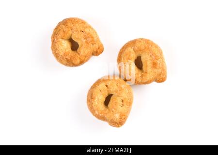 Taralli ou tarallini, en-cas traditionnel à l'italin à partir de pâte de blé. Trois gros plans isolés sur fond blanc. Banque D'Images