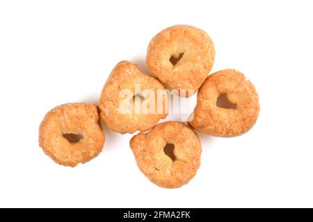 Taralli ou tarallini, en-cas traditionnel à l'italin à partir de pâte de blé. Certaines pièces sont isolées sur fond blanc. Banque D'Images