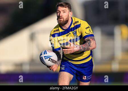 Leeds, Royaume-Uni. 07e mai 2021. Daryl Clark (9) de Warrington Wolves passe le ballon à Leeds, au Royaume-Uni, le 5/7/2021. (Photo de Mark Cosgrove/News Images/Sipa USA) crédit: SIPA USA/Alay Live News Banque D'Images