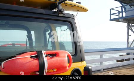 Voiture de sauvetage jaune, jetée de la plage de San Clemente, Californie, États-Unis. Sauvetage de la côte, camion de sauvetage, véhicule de sauvetage. Auto et Ocean Coast. Les vibes de Los Angeles, l'atmosphère esthétique estivale. Banque D'Images