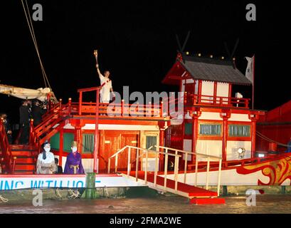 Nagasaki, Japon. 07e mai 2021. Un porteur de flambeau pose pour caméra sur le navire reconstruit des missions japonaises à Tang Chine lors du relais de la torche olympique Tokyo 2020 à Nagasaki, au Japon, le vendredi 7 mai 2021. Des missions japonaises à Tang Chine ont envoyé pour collecter la technologie de pointe, le système politique, la culture et les écritures bouddhistes de la Chine les 7ème, 8ème et 9ème siècles. Photo par Keizo Mori/UPI crédit: UPI/Alay Live News Banque D'Images