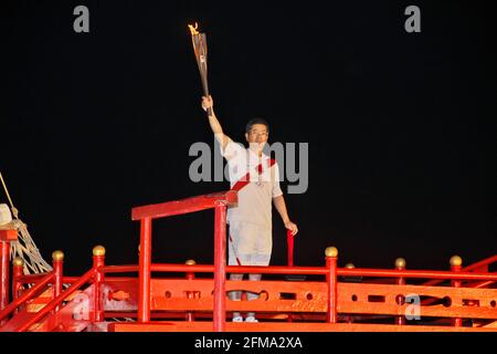 Nagasaki, Japon. 07e mai 2021. Un porteur de flambeau pose pour caméra sur le navire reconstruit des missions japonaises à Tang Chine lors du relais de la torche olympique Tokyo 2020 à Nagasaki, au Japon, le vendredi 7 mai 2021. Des missions japonaises à Tang Chine ont envoyé pour collecter la technologie de pointe, le système politique, la culture et les écritures bouddhistes de la Chine les 7ème, 8ème et 9ème siècles. Photo par Keizo Mori/UPI crédit: UPI/Alay Live News Banque D'Images