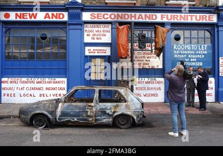 L'épave de la voiture est dans l'invacité immédiate de Millwall F.C après La violence qui a éclaté la nuit dernière.3 mai 2002 photo Andy Le paradis Banque D'Images