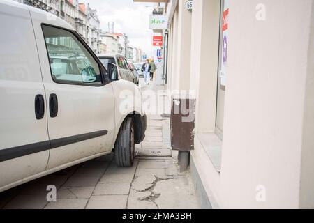 Poznan, Wielkopolska, Pologne. 7 mai 2021. Dans l'une des rues de Poznan, le conducteur qui a garé sa voiture a montré beaucoup de fantaisie. Mais il faut admettre qu'il a laissé un espace d'environ 30 cm aux passants sur le trottoir. Credit: Dawid Tatarkiewicz/ZUMA Wire/Alay Live News Banque D'Images