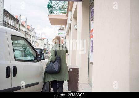 Poznan, Wielkopolska, Pologne. 7 mai 2021. Dans l'une des rues de Poznan, le conducteur qui a garé sa voiture a montré beaucoup de fantaisie. Mais il faut admettre qu'il a laissé un espace d'environ 30 cm aux passants sur le trottoir. Credit: Dawid Tatarkiewicz/ZUMA Wire/Alay Live News Banque D'Images