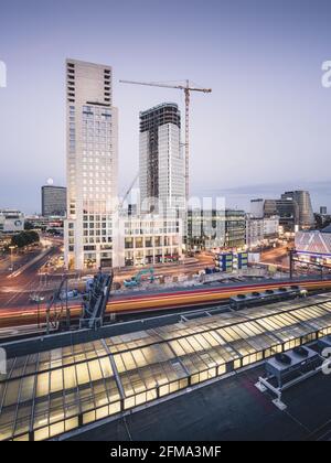 Site de construction illuminé de l'Upper West, à côté du Waldorf Astoria, à la gare Zoologischer Garten de Berlin. Banque D'Images