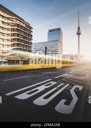 Tramway en mouvement au coucher du soleil à la tour de télévision et Alexanderplatz à Berlin. Banque D'Images