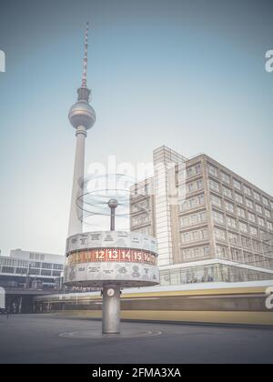 Tramway à l'horloge mondiale sur Alexanderplatz à la tour de télévision de Berlin. Banque D'Images