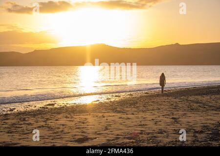 Coucher de soleil,coucher,coucher,soleil,Port Neigwl,Porth Neigwl Beach,également connu sous le nom de, aka, Hell's Mouth,spectaculaire,nuage,nuages,sur,populaire,surf,plage,front de mer,village,Ouest,Mid,North Wales,,comté,Welsh Summer Vacation,resort.United Kingdom,GB,GB,Europe,Porth Bay,Llŷn, large Bay, est également connu dans la péninsule de Neigwl, à 3 km au sud de la baie de la baie de la baie de Neigwell, dans le pays de Galles.La baie fait face au sud-ouest et se situe entre les promontoires de Mynydd Rhiw à l'ouest et de Mynydd Cilan à l'est Banque D'Images