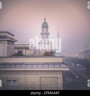 Berlin d'en haut avec une vue sur la brume Karl-Marx-Allee sur Francfort avec la tour de télévision de Berlin dans la matinée. Banque D'Images