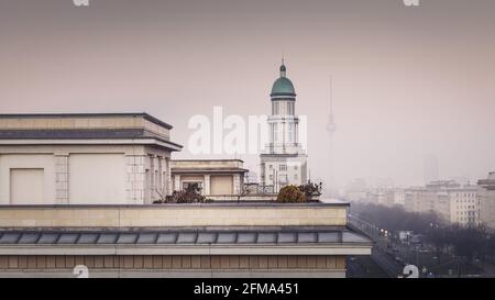 Berlin d'en haut avec une vue sur la brume Karl-Marx-Allee sur Francfort avec la tour de télévision de Berlin dans la matinée. Banque D'Images