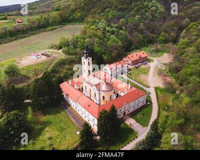 Vue aérienne du monastère de Grgeweg, parc national de Fruska Gora, Voïvodine, Serbie. Monastère orthodoxe en Serbie, date de 1471 Banque D'Images