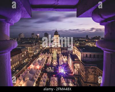 Vue sur le marché illuminé de Noël sur le Gendarmenmarkt de Berlin en soirée. Banque D'Images