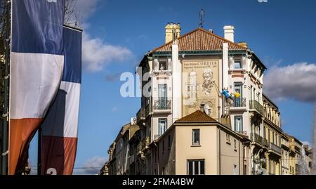 Place de la victoire à Béziers. La plus ancienne ville de France. Façade de la maison en fresque par Jean Marie Cordier (1785 - 1859) Banque D'Images