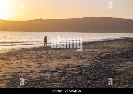 Coucher de soleil,coucher,coucher,soleil,Port Neigwl,Porth Neigwl Beach,également connu sous le nom de, aka, Hell's Mouth,spectaculaire,nuage,nuages,sur,populaire,surf,plage,front de mer,village,Ouest,Mid,North Wales,,comté,Welsh Summer Vacation,resort.United Kingdom,GB,GB,Europe,Porth Bay,Llŷn, large Bay, est également connu dans la péninsule de Neigwl, à 3 km au sud de la baie de la baie de la baie de Neigwell, dans le pays de Galles.La baie fait face au sud-ouest et se situe entre les promontoires de Mynydd Rhiw à l'ouest et de Mynydd Cilan à l'est Banque D'Images