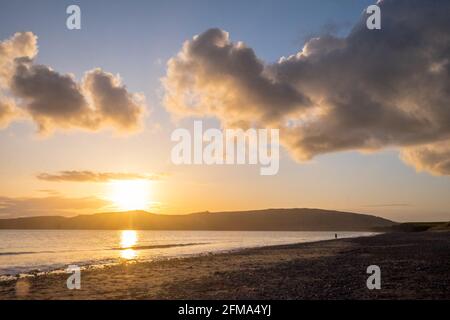 Coucher de soleil,coucher,coucher,soleil,Port Neigwl,Porth Neigwl Beach,également connu sous le nom de, aka, Hell's Mouth,spectaculaire,nuage,nuages,sur,populaire,surf,plage,front de mer,village,Ouest,Mid,North Wales,,comté,Welsh Summer Vacation,resort.United Kingdom,GB,GB,Europe,Porth Bay,Llŷn, large Bay, est également connu dans la péninsule de Neigwl, à 3 km au sud de la baie de la baie de la baie de Neigwell, dans le pays de Galles.La baie fait face au sud-ouest et se situe entre les promontoires de Mynydd Rhiw à l'ouest et de Mynydd Cilan à l'est Banque D'Images