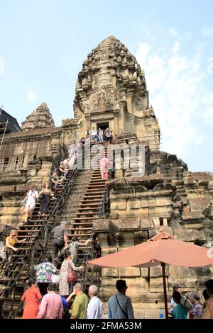 Les gens grimpent dans l'une des tours d'Angkor Wat Cambodge Banque D'Images