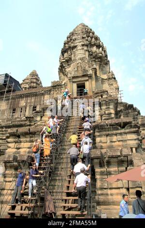 Les gens grimpent dans l'une des tours d'Angkor Wat Cambodge Banque D'Images