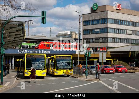 Essen, Rhénanie-du-Nord-Westphalie, Allemagne - divers moyens de transport dans le centre-ville, bus, trains, vélos et voitures à la gare centrale d'Essen. Banque D'Images