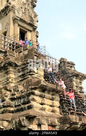 Les gens grimpent dans l'une des tours d'Angkor Wat Cambodge Banque D'Images