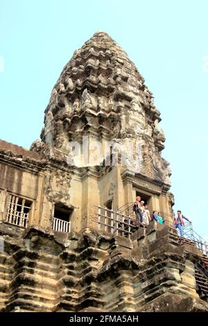 Les gens grimpent dans l'une des tours d'Angkor Wat Cambodge Banque D'Images