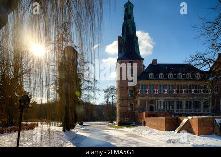 Château de Raesfeld en hiver, Raesfeld, quartier de Borken, Westmünsterland, Rhénanie-du-Nord-Westphalie, Allemagne Banque D'Images
