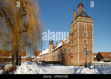 Château de Raesfeld avec le Sterndeuterturm en hiver, Raesfeld, quartier de Borken, Westmünsterland, Rhénanie-du-Nord-Westphalie, Allemagne Banque D'Images