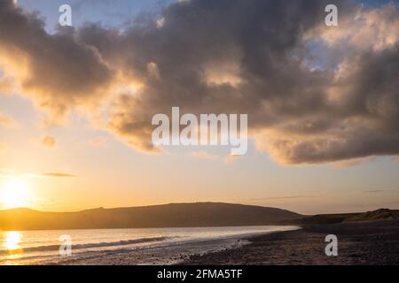 Coucher de soleil,coucher,coucher,soleil,Port Neigwl,Porth Neigwl Beach,également connu sous le nom de, aka, Hell's Mouth,spectaculaire,nuage,nuages,sur,populaire,surf,plage,front de mer,village,Ouest,Mid,North Wales,,comté,Welsh Summer Vacation,resort.United Kingdom,GB,GB,Europe,Porth Bay,Llŷn, large Bay, est également connu dans la péninsule de Neigwl, à 3 km au sud de la baie de la baie de la baie de Neigwell, dans le pays de Galles.La baie fait face au sud-ouest et se situe entre les promontoires de Mynydd Rhiw à l'ouest et de Mynydd Cilan à l'est Banque D'Images