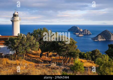 Le phare de Gelidonya à Karaoz, Antalya, Turquie face à la mer Méditerranée et trois îles sur la voie lycienne, Paysage, Paysage de mer, Copier espace. Banque D'Images
