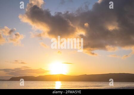 Coucher de soleil,coucher,coucher,soleil,Port Neigwl,Porth Neigwl Beach,également connu sous le nom de, aka, Hell's Mouth,spectaculaire,nuage,nuages,sur,populaire,surf,plage,front de mer,village,Ouest,Mid,North Wales,,comté,Welsh Summer Vacation,resort.United Kingdom,GB,GB,Europe,Porth Bay,Llŷn, large Bay, est également connu dans la péninsule de Neigwl, à 3 km au sud de la baie de la baie de la baie de Neigwell, dans le pays de Galles.La baie fait face au sud-ouest et se situe entre les promontoires de Mynydd Rhiw à l'ouest et de Mynydd Cilan à l'est Banque D'Images