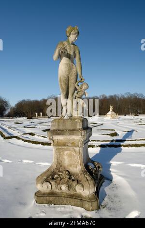 Statue dans le parc du château, château de Nordkirchen amarré en hiver, Nordkirchen, Münsterland, Rhénanie-du-Nord-Westphalie, Allemagne Banque D'Images