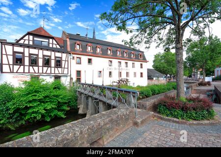 Ancien moulin du château, Mümling, rivière, place du château, façade de la maison, Erbach, Odenwald, Hesssen, Allemagne, Europe Banque D'Images