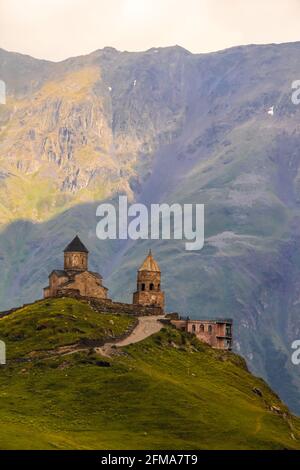 Église de la Trinité du XIVe siècle en Géorgie, près du nord Frontière avec la Russie près du village de Stepantsminda ou Kazbegi Banque D'Images