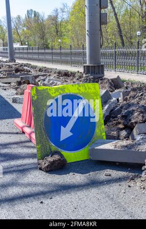 Samara, Russie - 4 mai 2021 : signalisation routière sur une route en construction par beau temps Banque D'Images