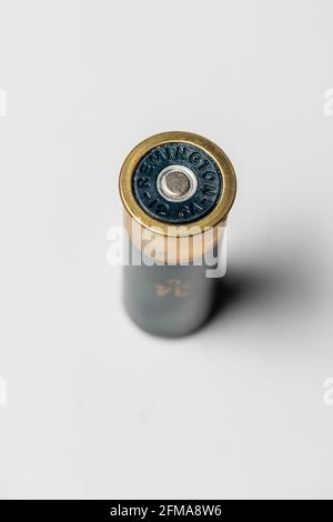 Göteborg, Suède - juillet 2019 : Remington 12 jauge ShurShot carapace de fusil de champ sur fond blanc. Banque D'Images