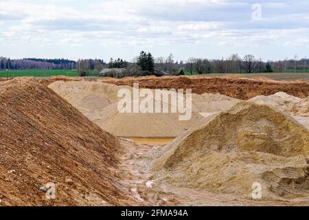 vue sur une carrière de gravier et de galets avec des tas de matériaux de différentes fractions Banque D'Images
