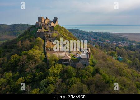 Vue panoramique aérienne sur le château de Szigliget avec le lac Balaton en arrière-plan. Banque D'Images